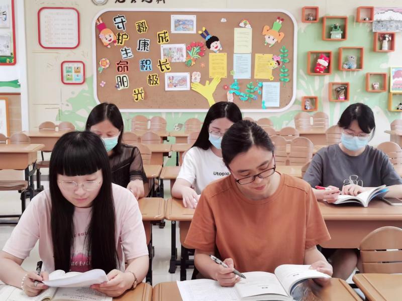 课标学习照片 (1).jpg