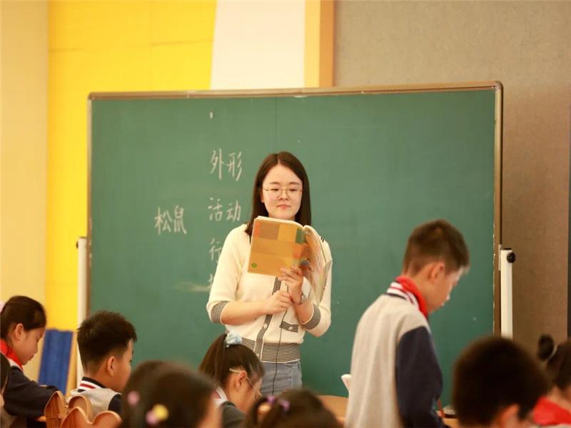 李颖 新.jpg