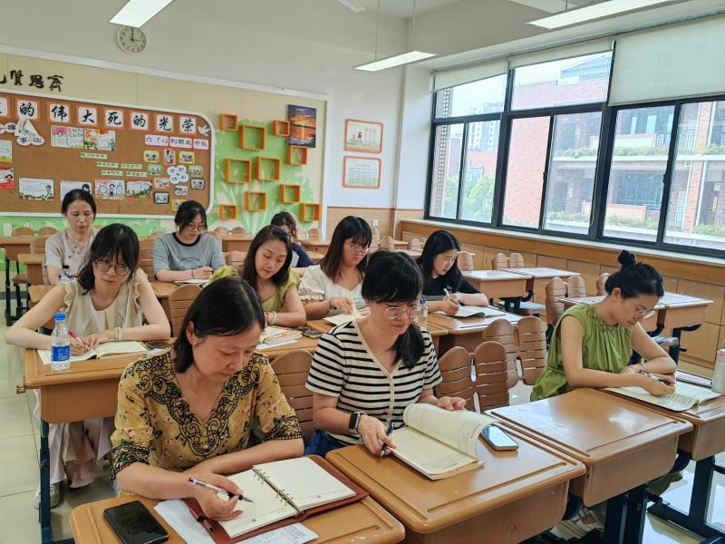 课标学习照片_副本.jpg